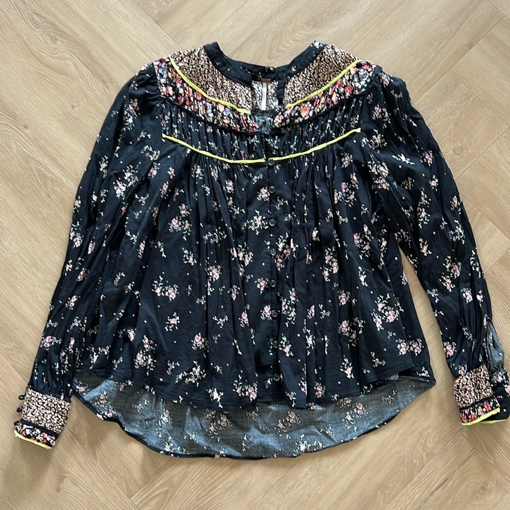Free People Womens button up. EUC. Size M